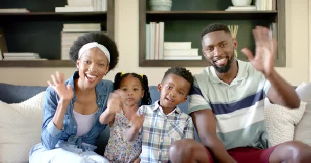 Retrato Feliz Família Afro Americana Acenando Mãos Câmera Lenta Passar — Vídeo de Stock