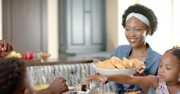 Счастливая Африканская Американская Семья Завтракает Замедленной Съемке Проведение Качественного Времени — стоковое видео