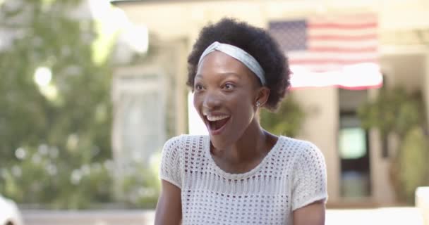 Szczęśliwy Afrykański Żołnierz Obejmujący Żonę Amerykańską Flagą Zwolnionym Tempie Spędzanie — Wideo stockowe
