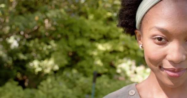 Egy Boldog Afro Amerikai Portréja Kertben Lassított Felvételen Otthon Töltött — Stock videók