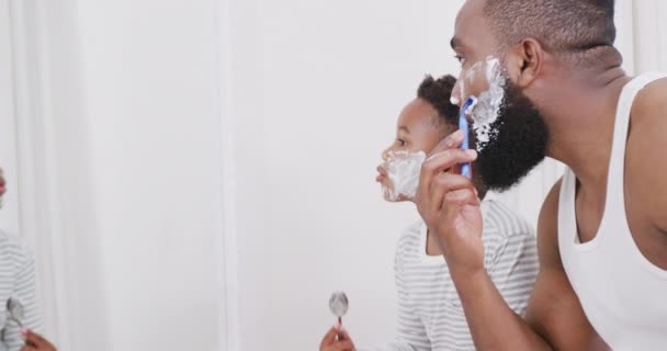 Щасливий Батько Афроамериканець Син Голять Бороду Ванній Кімнаті Рухаючись Витрати — стокове відео