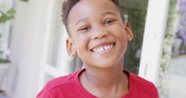 Afrikalı Mutlu Amerikalı Çocuğun Portresi Kameraya Bakıyor Ağır Çekimde Gülümsüyor — Stok video