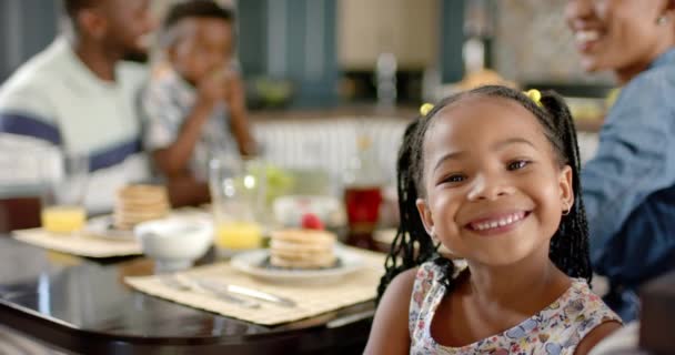 Ritratto Felice Famiglia Afroamericana Che Colazione Rallentatore Trascorrere Del Tempo — Video Stock