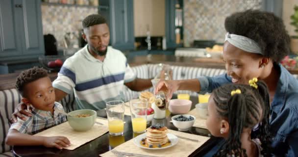 Feliz Familia Afroamericana Desayunando Cámara Lenta Pasar Tiempo Calidad Concepto — Vídeos de Stock
