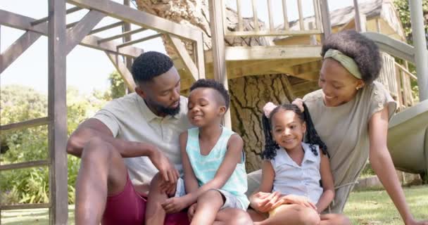 Retrato Feliz Família Afro Americana Jardim Câmara Lenta Passar Tempo — Vídeo de Stock