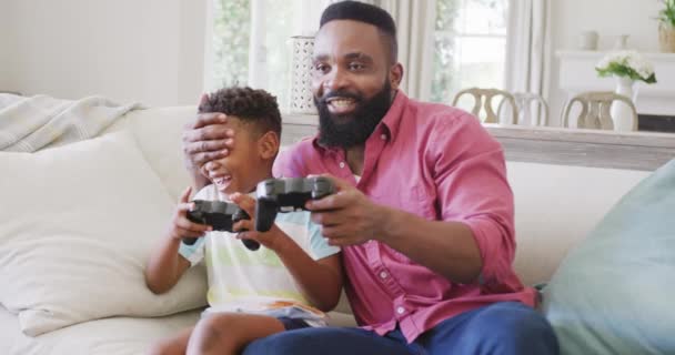 Onnellinen Afrikkalainen Amerikkalainen Isä Poika Katsomassa Videopelejä Yhdessä Hidastettuna Laadukas — kuvapankkivideo