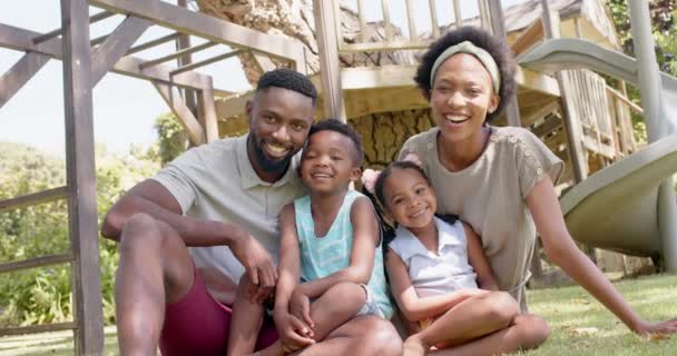 Retrato Feliz Família Afro Americana Jardim Câmara Lenta Passar Tempo — Vídeo de Stock