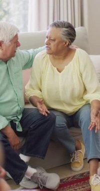 Sıkıntılı yaşlı, çift ırklı bir kadının çeşitli erkek arkadaşlarıyla ağır çekimde konuştuğu dikey bir video. Arkadaşlık, destek ve kıdemli yaşam tarzı.