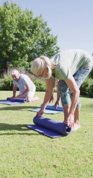 Vertikales Video Glücklicher Älterer Männer Und Frauen Die Zeitlupe Yogamatten — Stockvideo