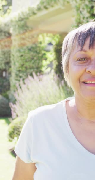 Vertikales Videoporträt Einer Älteren Frau Die Garten Lacht Kopierraum Zeitlupe — Stockvideo