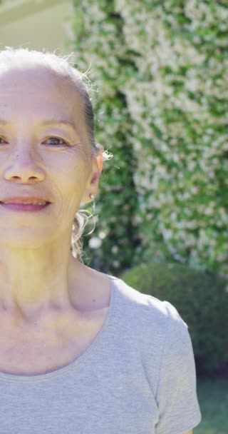 Vertikales Video Halbgesicht Porträt Einer Älteren Asiatischen Frau Die Garten — Stockvideo