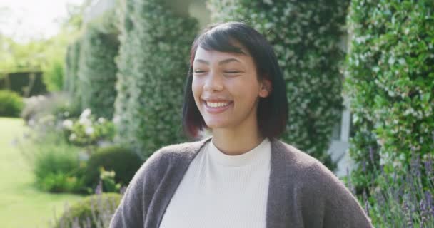 Retrato Menina Adolescente Birracial Feliz Olhando Para Câmera Sorrindo Jardim — Vídeo de Stock