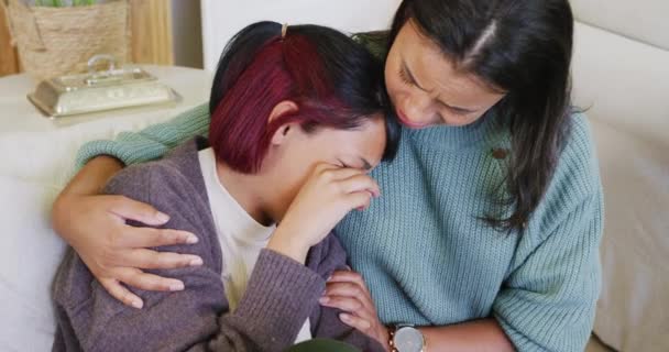 Irmãs Raciais Sentadas Sofá Chorando Abraçando Câmera Lenta Passar Tempo — Vídeo de Stock