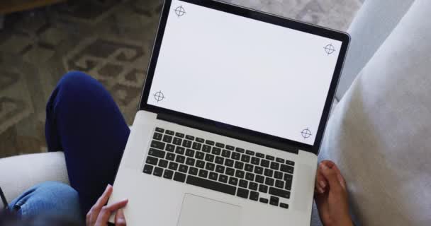 Biracial Systrar Sitter Soffan Och Använder Laptop Med Kopieringsutrymme Slow — Stockvideo