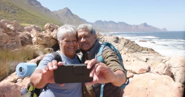 Heureux Couple Biracial Senior Montagne Prenant Selfie Avec Smartphone Ralenti — Video