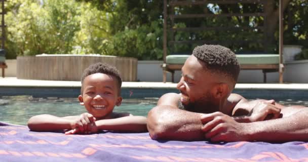 Glücklicher Afrikanisch Amerikanischer Vater Und Sohn Pool Zeitlupe Qualitätszeit Hause — Stockvideo