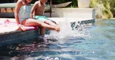 Mutlu Afro-Amerikan kardeşler yavaş çekimde bilardoda oynuyorlar. Evde ve yaz konseptinde kaliteli zaman geçirmek.