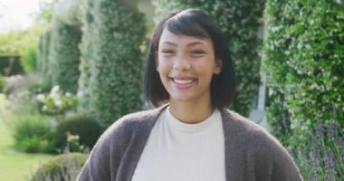 Çift ırklı kız kardeşler evlerinde yavaş çekimde güzel vakit geçiriyorlar. Kaliteli zaman, yaşam tarzı, aile hayatı, aile ve kardeş kavramı.