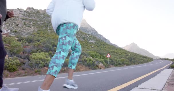 Dağlarda Koşan Mutlu Çift Irklı Çift Yürüyüş Sağlıklı Yaşam Tarzı — Stok video