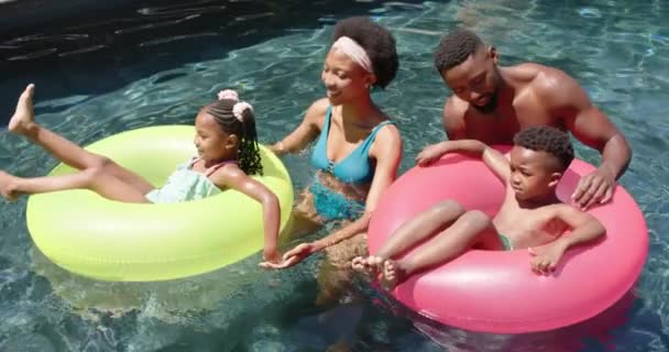 Счастливая Африканская Американская Семья Надувными Игрушками Бассейне Замедленной Съемке Проведение — стоковое видео