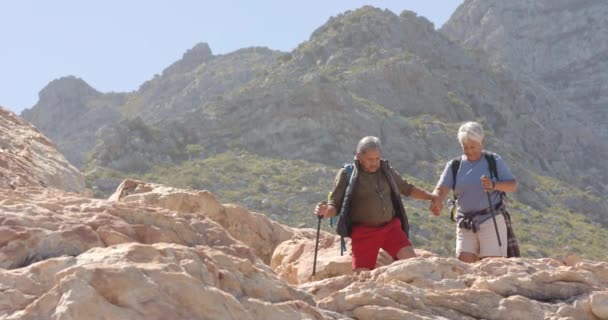 Glad Senior Biracial Par Bergen Vandring Med Trekking Pinnar Slow — Stockvideo
