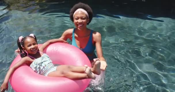 Porträt Einer Glücklichen Afrikanisch Amerikanischen Mutter Und Tochter Pool Zeitlupe — Stockvideo