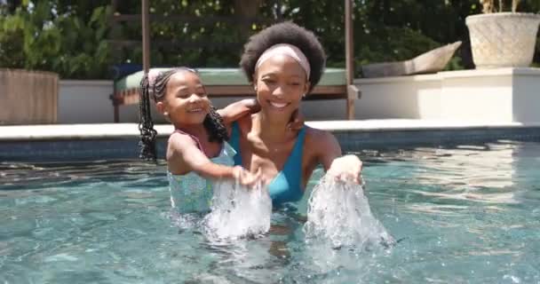 Egy Portré Boldog Afro Amerikai Anyáról Lányról Akik Biliárdoznak Lassított — Stock videók