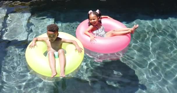 Счастливые Африканские Американские Братья Сёстры Надувными Игрушками Бассейне Замедленной Съемке — стоковое видео