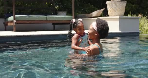 Glückliche Afrikanisch Amerikanische Mutter Und Tochter Umarmen Sich Pool Zeitlupe — Stockvideo