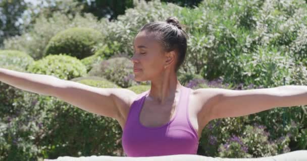 Heureuses Sœurs Biraciales Faisant Yoga Étirant Dans Jardin Ralenti Passez — Video
