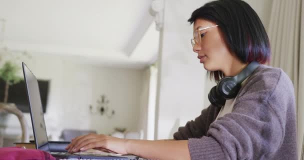Menina Adolescente Birracial Feliz Sentado Mesa Usando Laptop Câmera Lenta — Vídeo de Stock