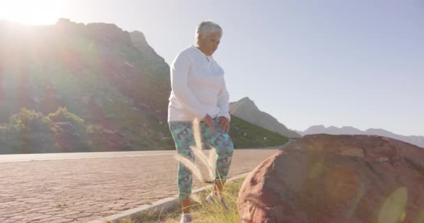 Mulher Bíblica Sênior Feliz Que Estende Nas Montanhas Dia Ensolarado — Vídeo de Stock