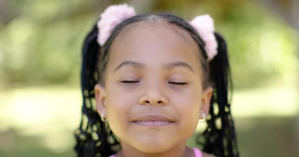 Bahçede Gülümseyen Mutlu Afrikalı Amerikalı Kızın Portresi Evde Yaz Konseptinde — Stok video