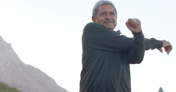 Happy Senior Biracial Man Peregangan Dan Mengenakan Kaus Pegunungan Mendaki — Stok Video