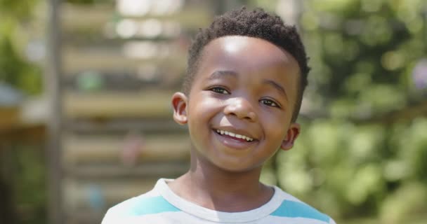 Porträtt Lycklig Afrikansk Amerikansk Pojke Som Ler Trädgården Kvalitetstid Hemma — Stockvideo