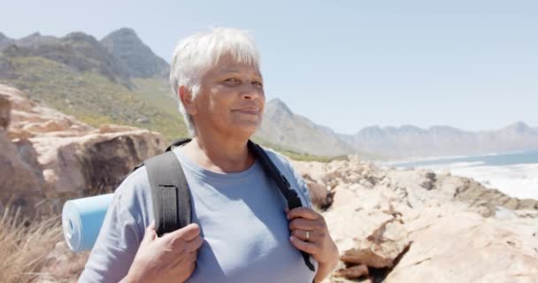 Retrato Mulher Birracial Sênior Feliz Montanhas Com Mochila Câmera Lenta — Vídeo de Stock