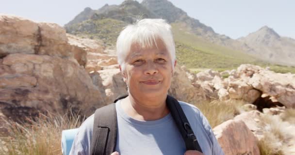 Retrato Mulher Birracial Sênior Feliz Montanhas Com Mochila Câmera Lenta — Vídeo de Stock