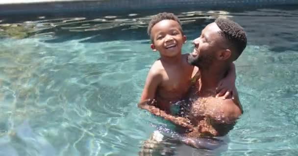 Boldog Afro Amerikai Apa Fia Portréja Amint Biliárdoznak Lassított Felvételen — Stock videók