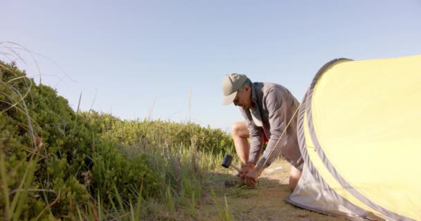 Güneşli Bir Günde Yavaş Çekimde Dağlarda Çadır Kuran Kıdemli Çift — Stok video