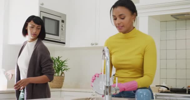 幸せな出産の姉妹の台所で洗浄し ゆっくりと動きます 質の高い時間 ライフスタイル 兄弟姉妹の概念を過ごす — ストック動画