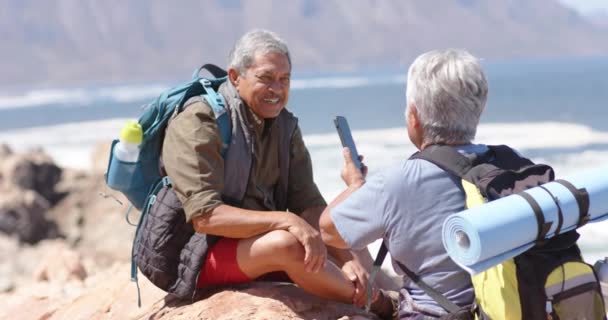 Feliz Pareja Birracial Senior Las Montañas Tomando Fotos Con Smartphone — Vídeos de Stock
