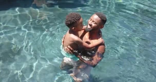 Boldog Afro Amerikai Apa Fia Játszik Medencében Lassított Felvételen Minőségi — Stock videók