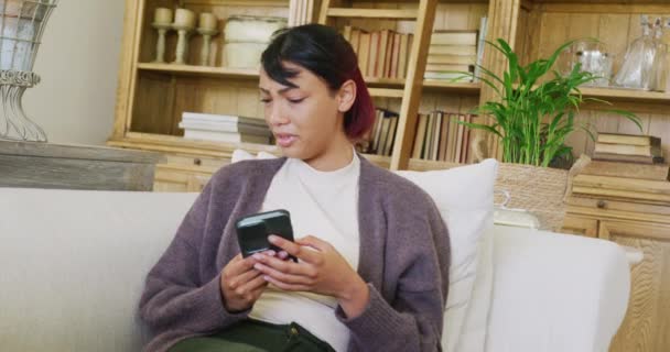 Triste Adolescente Biraciale Seduta Sul Divano Usando Smartphone Piangendo Rallentatore — Video Stock