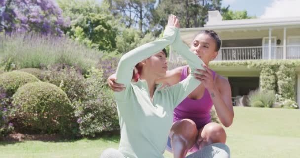 Glada Björnsystrar Som Yogar Och Mediterar Trädgården Slow Motion Utgifter — Stockvideo