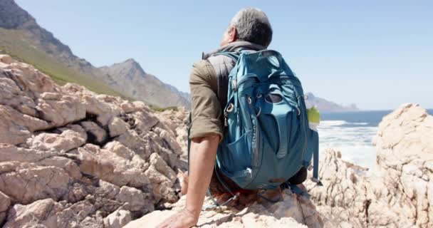 山の海で ゆっくりとした動きで休んでいるシニアの出生男 ハイキング 健康的なライフスタイルと退職の概念 — ストック動画