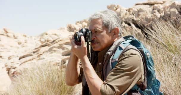 Homem Biracial Sênior Feliz Nas Montanhas Tirando Fotos Câmera Lenta — Vídeo de Stock