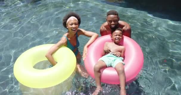 Portré Boldog Afro Amerikai Szülőkről Fiukról Akik Biliárdoznak Lassított Felvételen — Stock videók