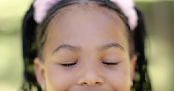 Bahçede Gülümseyen Mutlu Afrikalı Amerikalı Kızın Portresi Evde Yaz Konseptinde — Stok video