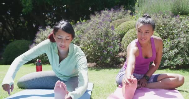 Hermanas Biraciales Felices Haciendo Yoga Estirándose Jardín Cámara Lenta Pasar — Vídeos de Stock