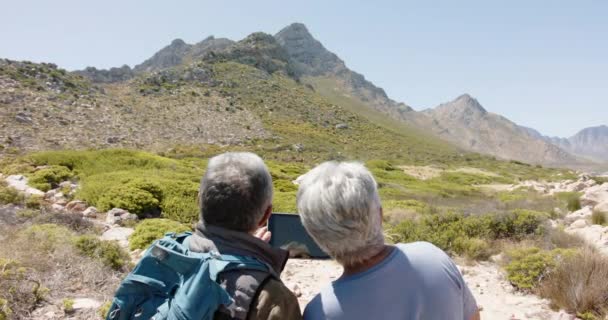 Senioren Paar Den Bergen Mit Tablette Zeitlupe Wandern Gesunder Lebensstil — Stockvideo